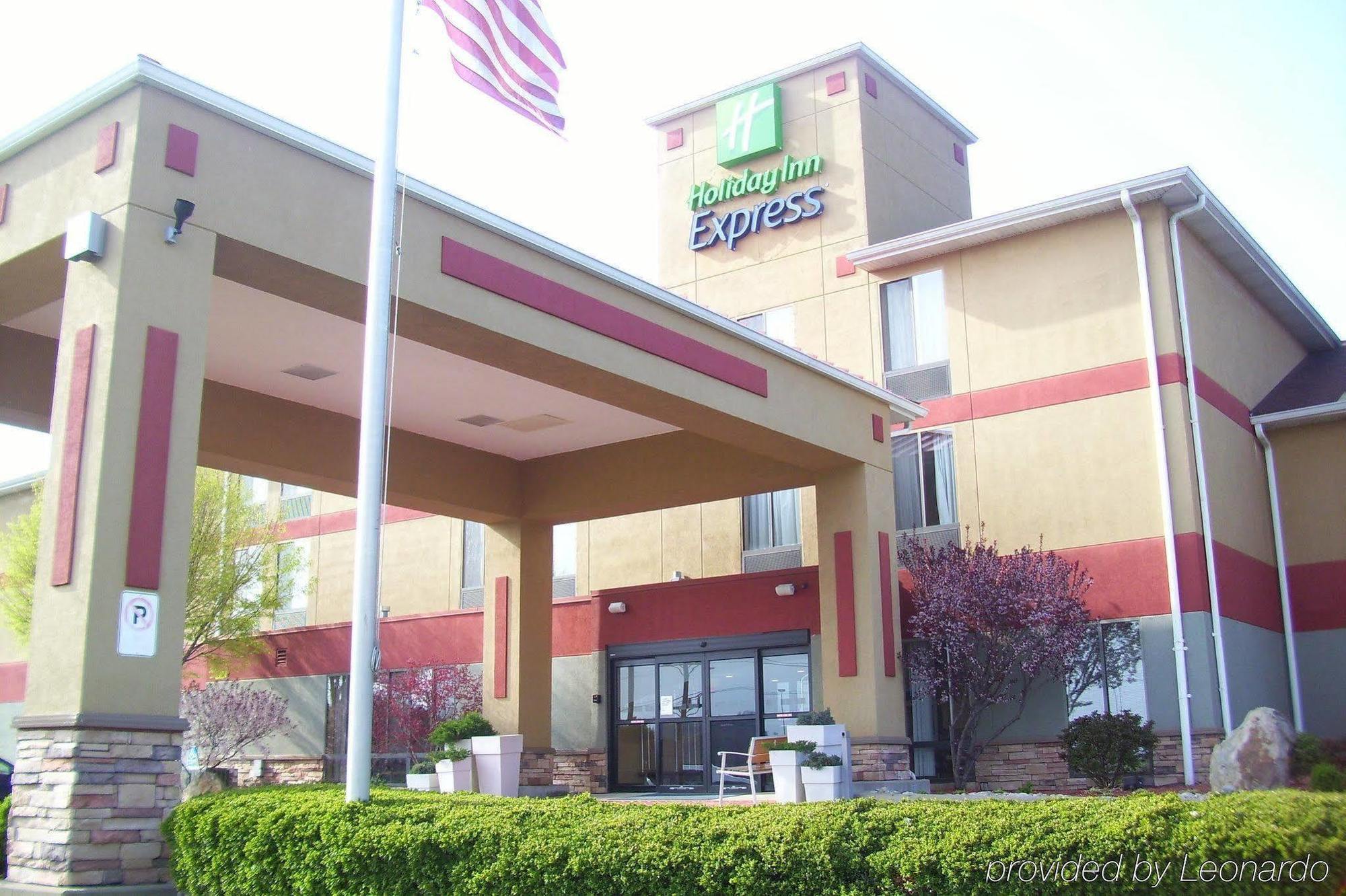 Quality Inn & Suites Lawrenceburg Exteriör bild