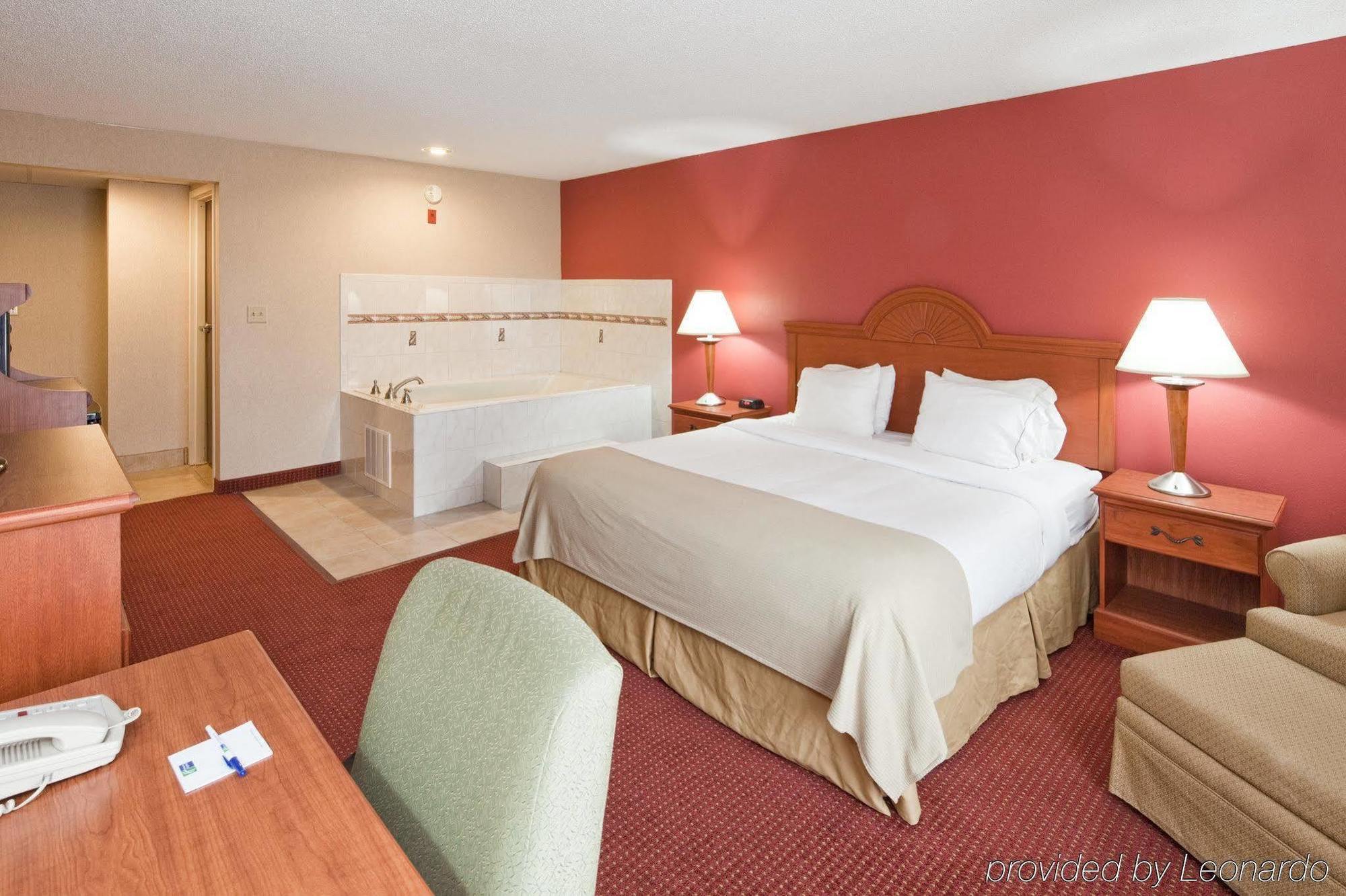 Quality Inn & Suites Lawrenceburg Exteriör bild