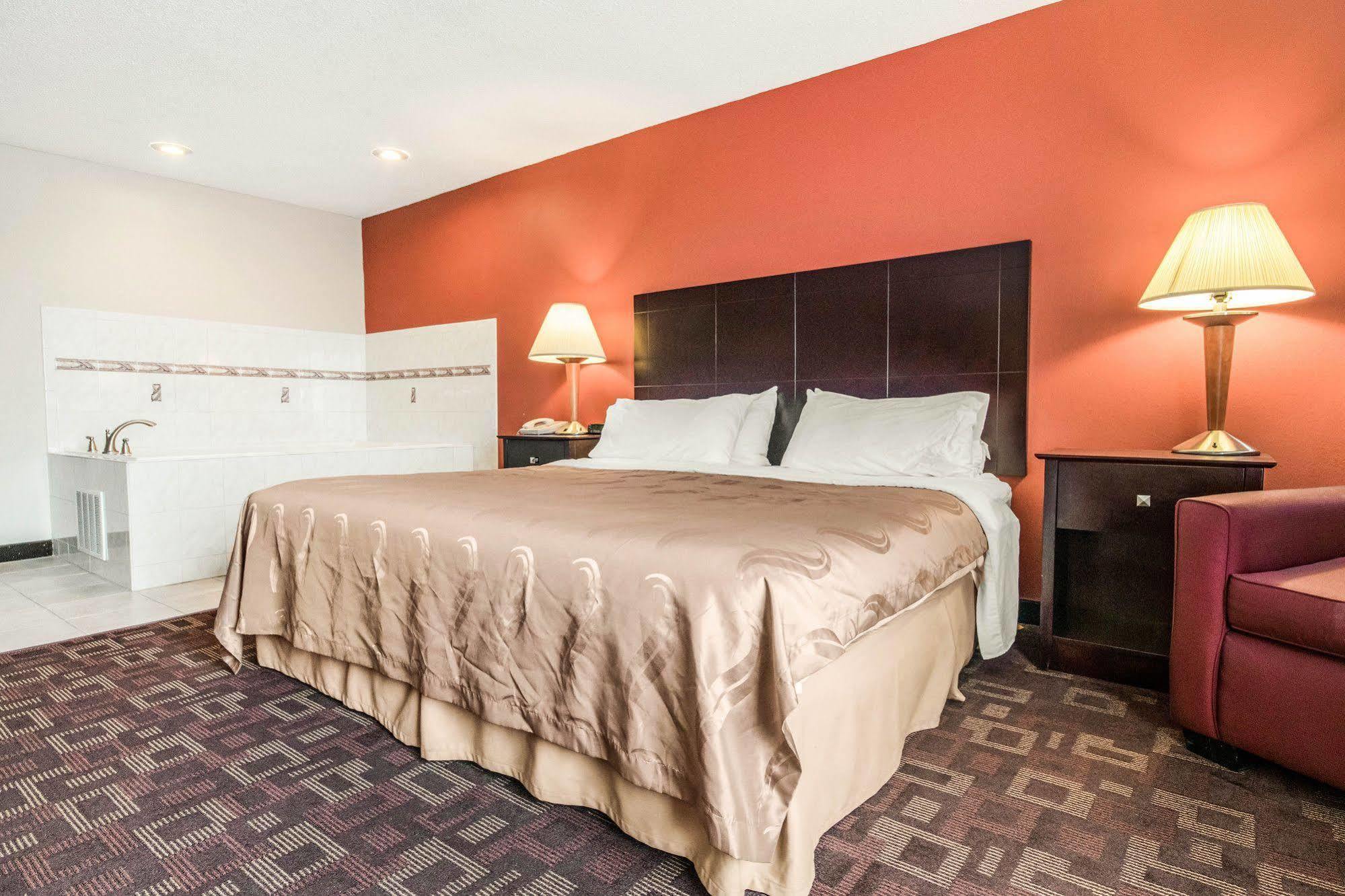 Quality Inn & Suites Lawrenceburg Exteriör bild