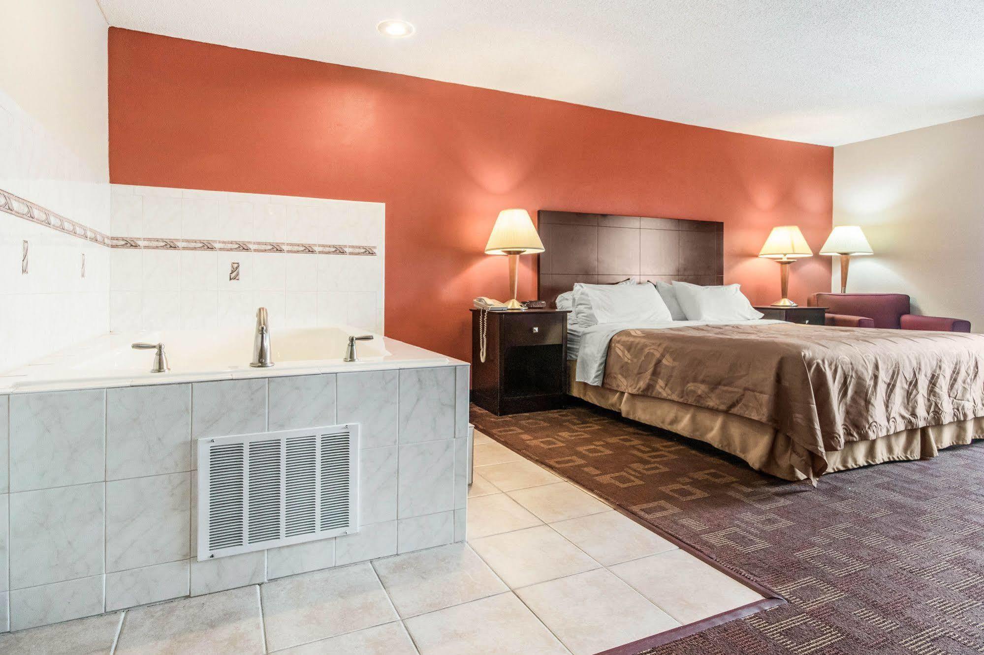 Quality Inn & Suites Lawrenceburg Exteriör bild
